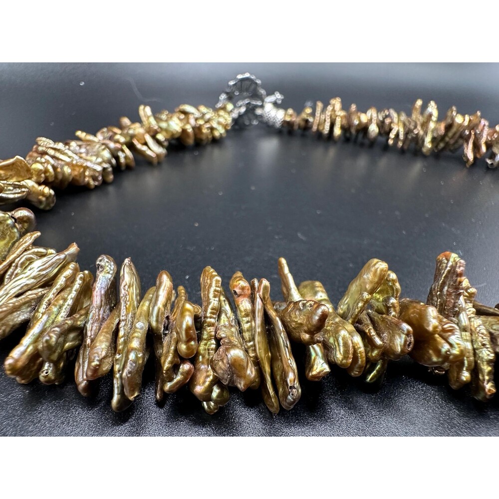 Green Biwa pearl necklace, textured white baroque choker, bronze toggle clasp - Picture 12 of 16
